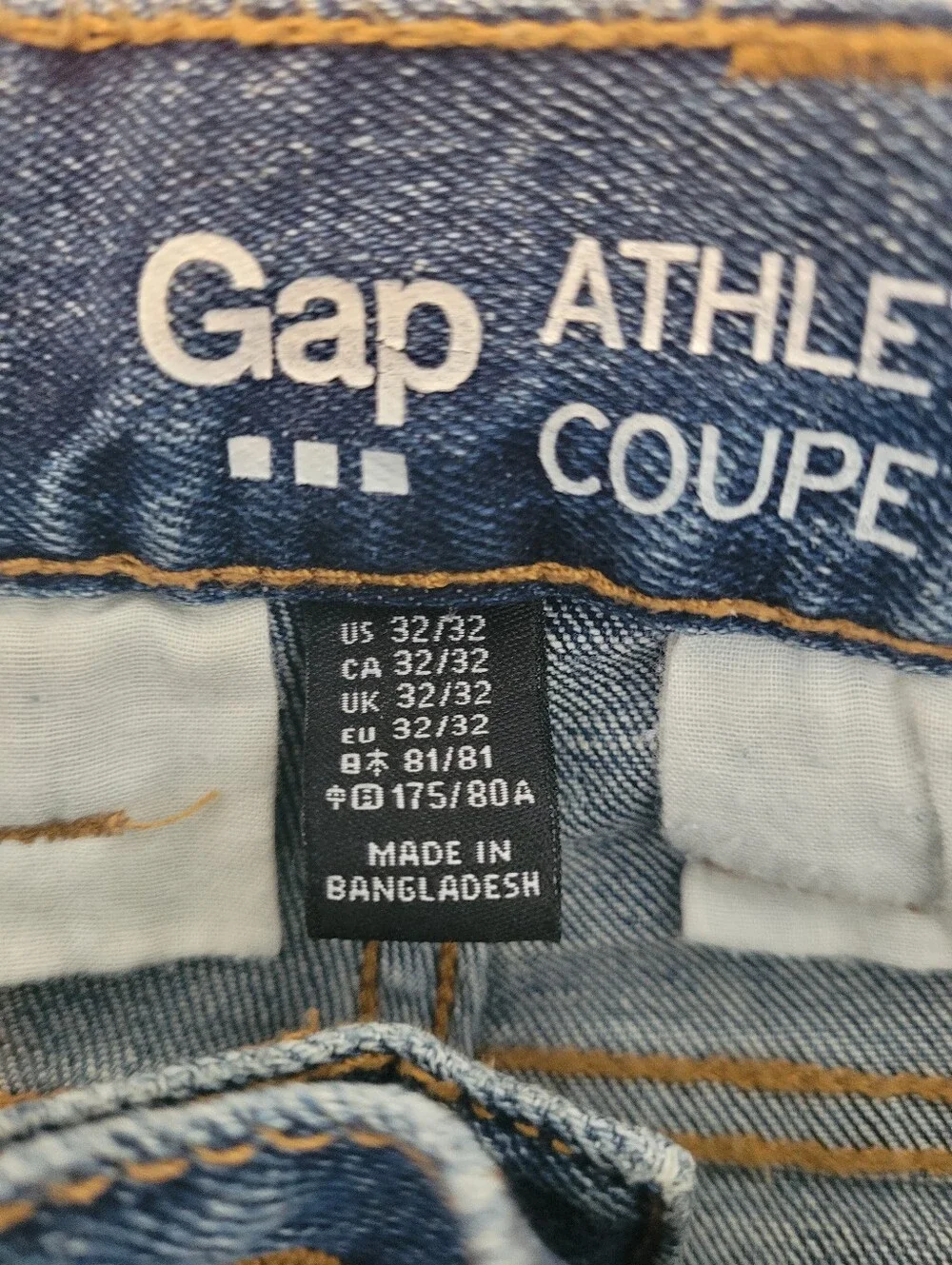 GAP Athletic Stretch Jeans Size 32x32 Medium Indigo Wash Comfort Fit Denim